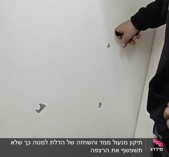 אדם עובד על דלת עם כלי עבודה